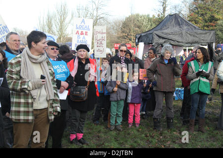 London, UK. 26. Januar 2013. Südlondon Bewohner gesehen am Ende der Protestmarsch in Lewisham. Bildnachweis: David Mbiyu / Alamy Live News Stockfoto