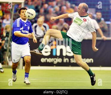 Ehemalige deutsche Nationalspieler Mario Basler (R) wetteifert um den Ball mit Schalke Meric Yavuz während der indoor-Soccer-Turnier "Eins-Oldie-Masters" Chemnitz, Deutschland, 26. Januar 2013. Foto: Jan Woitas Stockfoto