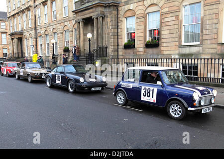 Blythswood Square, Glasgow, Schottland, Großbritannien, Samstag, 26. Januar 2013. Nach dem Start der Monte Carlo Classic Rallye in Glasgow Green fuhren einige Autos zum Blythswood Square, dem historischen Ort für den Start der Rallye in Glasgow, neben dem Gebäude, in dem sich der Royal Scottish Automobile Club befand Stockfoto