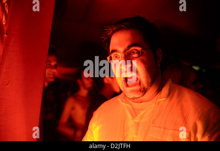 Berlin, Deutschland, steht Dr. Volkanikman im Rampenlicht Stockfoto