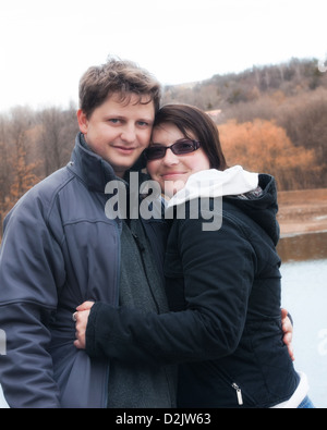Kaukasische Pärchen genießt einen Frühlingstag zusammen im Freien. Stockfoto