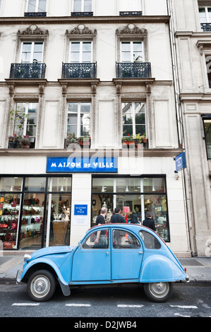 Niedliches blaue Citroën 2CV Auto geparkt vor einem Geschäft im Marais, Paris, Frankreich Stockfoto