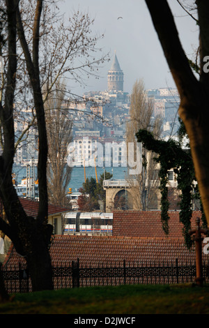 ISTANBUL TÜRKEI - Galata Tower Blick vom Gülhane Park im Topkapi Palace Gärten im Stadtteil Sultanahmet Stockfoto