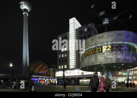 Berlin, Fernsehturm, Alexanderplatz und die Welt Uhr Haus Berolina Stockfoto