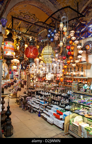 ISTANBUL TÜRKEI - Hängende bunte Elektrische türkische Glas Laternen leuchten in einem Shop der Große Bazar Kapali Carsi Kapalicarsi Stockfoto