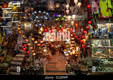 ISTANBUL TÜRKEI - Hängende bunte Elektrische türkische Glas Laternen leuchten in einem Shop der Große Bazar Kapali Carsi Kapalicarsi Stockfoto