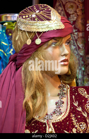 ISTANBUL TÜRKEI - Mannequin in traditioneller türkischer Bauchtanz Kostüm im Großen Basar Kapalicarsi Kapali Carsi (Markthalle) Stockfoto