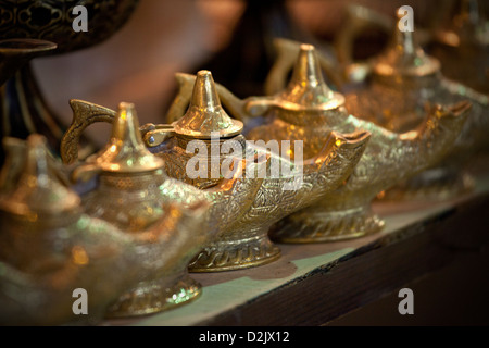 ISTANBUL TÜRKEI - Magic Aladin Öllampen auf den Verkauf in einem türkischen Souvenirs in Grand Bazar Kapali Carsi Kapalicarsi Marktstand Stockfoto