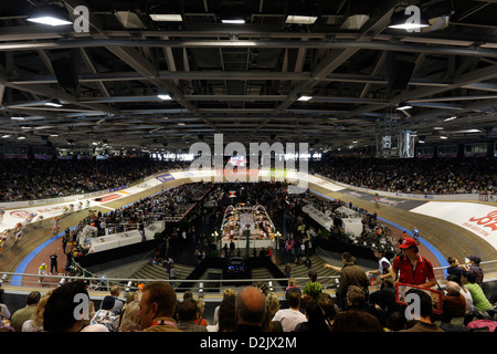 Berlin, Deutschland, Radfahrer und Zuschauer bei der 99. Sechstagerennen im Velodrom Stockfoto