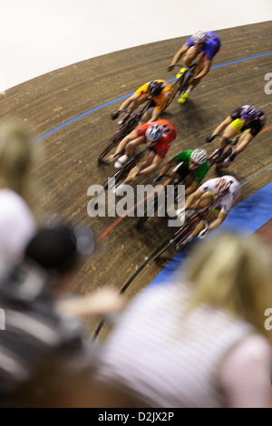 Berlin, Deutschland, Radfahrer und Zuschauer bei der 99. Sechstagerennen im Velodrom Stockfoto