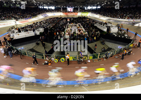 Berlin, Deutschland, der 99. Radfahrer Sechstagerennen im Velodrom Stockfoto