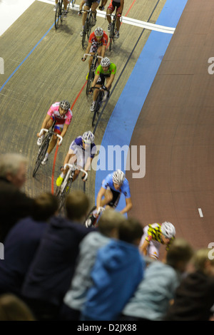 Berlin, Deutschland, Radfahrer und Zuschauer bei der 99. Sechstagerennen im Velodrom Stockfoto