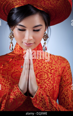 Junge vietnamesische Frau in traditioneller Kleidung Porträt. Stockfoto