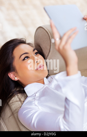 Junge Asiatin auf TabletPC arbeiten. Stockfoto