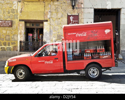 roten Coca Cola Truck mit öffnen Seitenteile enthüllt Kisten mit leeren Flaschen, so dass eine Lieferung in Oaxaca de Juárez, Mexiko Stockfoto