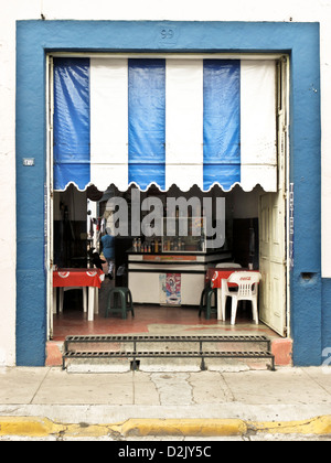 kleines Loch in der Wand Sandwich Shop mit Coca Cola Plastikstühle & bissig blau & weiß gestreifte Markise Oaxaca de Juárez, Mexiko Stockfoto