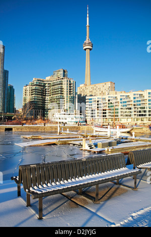 Schnee und Eis bedeckt Marina in Harbourfront, Toronto, Kanada Stockfoto