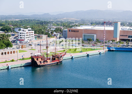 Mexiko-Puerto Vallarta A Ansicht von der Einkaufszone und Kreuzfahrt Schiff Dock in Puerto Vallarta Stockfoto