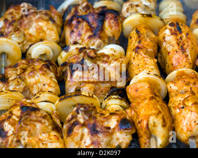 Schaschlik mit Fleisch und Zwiebeln auf dem Grill mit Metall-Spieße, Nahaufnahme Stockfoto