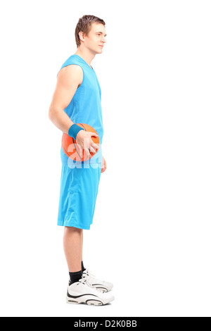 In voller Länge Portrait von einem Basketball-Spieler mit einem Ball in der Hand isoliert auf weißem Hintergrund stehen Stockfoto