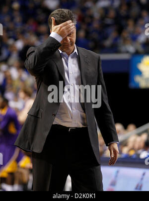 26. Januar 2013 - Lexington, KY, USA - Kentucky Wildcats Cheftrainer John Calipari war nicht zufrieden mit einige offensive Ausführung als Kentucky LSU 75-70 auf Samstag, 26. Januar 2013 in Lexington, Kentucky Foto von Mark Cornelison besiegte | Personal (Kredit-Bild: © Lexington Herald-Leader/ZUMAPRESS.com) Stockfoto