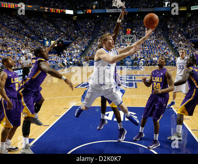 26. Januar 2013 - Lexington, KY, USA - Kentucky Wildcats Wache Jarrod Polson (5) trieb die Spur für einen Korb wie Kentucky LSU 75-70 auf Samstag, 26. Januar 2013 in Lexington, Kentucky Foto von Mark Cornelison besiegt | Personal (Kredit-Bild: © Lexington Herald-Leader/ZUMAPRESS.com) Stockfoto