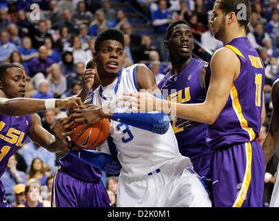 26. Januar 2013 - Lexington, KY, USA - Kentucky Wildcats weiterleiten Judy Noel (3) versucht, den Ball im Verkehr, zu klären, wie Kentucky LSU 75-70 auf Samstag, 26. Januar 2013 in Lexington, Kentucky Foto von Mark Cornelison besiegt | Personal (Kredit-Bild: © Lexington Herald-Leader/ZUMAPRESS.com) Stockfoto