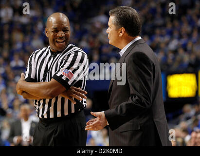 26. Januar 2013 - Lexington, KY, USA - offizielle Antinio Petty, links, erörtert einige Anrufe mit John Calipari Kentucky LSU 75-70 auf Samstag, 26. Januar 2013 in Lexington, Kentucky Foto von Mark Cornelison besiegt | Personal (Kredit-Bild: © Lexington Herald-Leader/ZUMAPRESS.com) Stockfoto