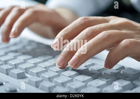 Nahaufnahme von weiblichen Händen auf weiße Tastatur tippen Stockfoto
