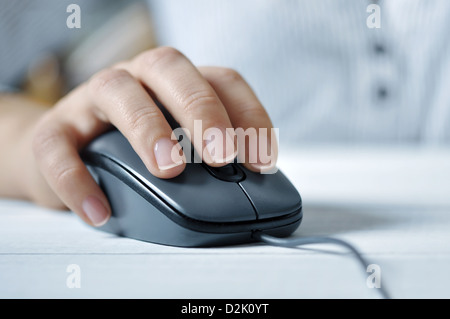 weibliche Hand Computer Maus Closeup klicken. Kleinen flachen DOF. Stockfoto