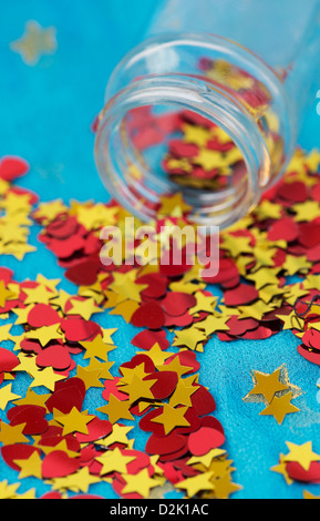 Glänzend rot Liebe, Herzen und goldenen Sternen kommen aus einem Glas auf blaue Sterne Schal Stockfoto