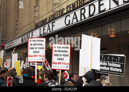 Elementare Lehrer protestieren Bill 115 vor Maple Leaf Gardens am 26. Januar 2013 1 in Toronto, Kanada. Stockfoto