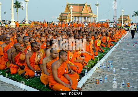 Phnom Penh, Kambodscha. 26. Januar 2013. Buddhistische Mönche versammeln sich vor Phnom Penh Königspalast zu singen und beten für die Seele des verstorbenen König-Vater Norodom Sihanouk auf 16, Oktober. Stockfoto