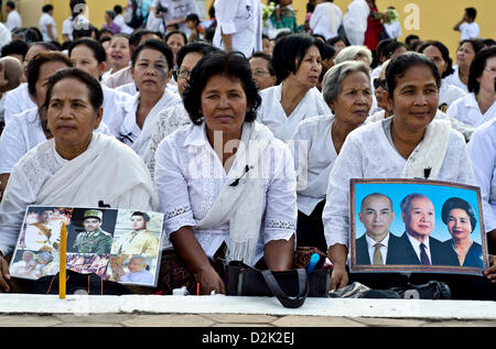 Phnom Penh, Kambodscha. 26. Januar 2013. Frauen sammeln sich vor Phnom Penh Königspalast am, Samstag, 26. Januar. Trauernde singen und beten für die Seele des verstorbenen König-Vater Norodom Sihanouk am 100. Tag, da er im Oktober letzten Jahres starb. Stockfoto