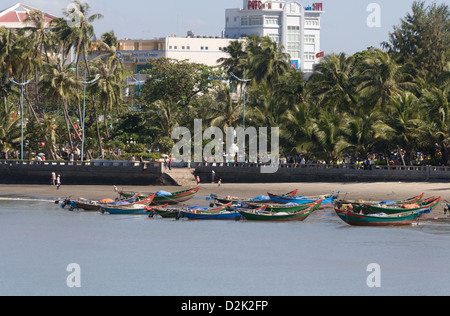 Angeln dories am Ufer, Vung Tau, Vietnam Stockfoto
