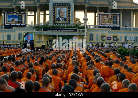 Phnom Penh, Kambodscha. 26. Januar 2013. Buddhistische Mönche versammeln sich vor Phnom Penh Königspalast zu singen und beten für die Seele des verstorbenen König-Vater Norodom Sihanouk auf 16, Oktober. Stockfoto