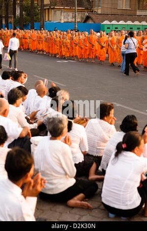 Phnom Penh, Kambodscha. 26. Jan, sammeln 2013Crowds Menschen vor dem Königspalast in der kambodschanischen Hauptstadt Phnom Penh am 26. Januar 2013 ihren Respekt zum ehemaligen König Sihanouk zu zahlen, die im Exil in Peking am 15. Oktober 2012 verstorben. Stockfoto