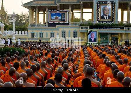 Phnom Penh, Kambodscha. 26. Januar 2013. Buddhistische Mönche versammeln sich vor Phnom Penh Königspalast zu singen und beten für die Seele des verstorbenen König-Vater Norodom Sihanouk auf 16, Oktober. Stockfoto