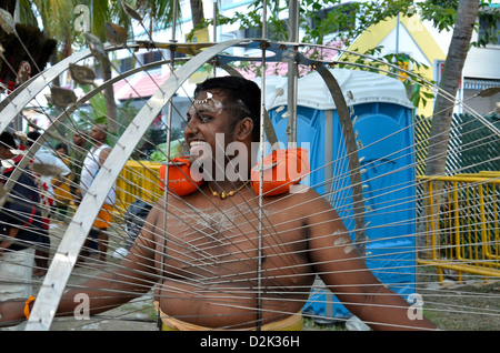 Hinduistische Thaipusam Festival: gepiercte Anhänger in Singapur Prozession am Sri Srinivasa Perumal Temple, Serangoon vorbereiten Stockfoto