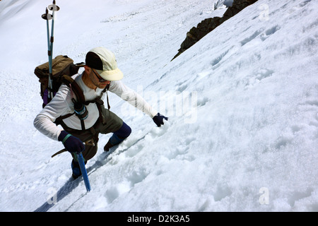 Mann Klettern steilen Schneehang auf Weg zum Mount Pilchuck, Snohomish County, Washington, USA Stockfoto