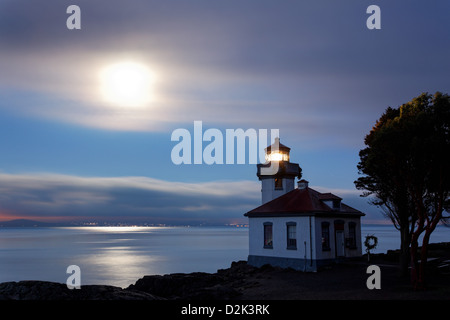 Lime Kiln Leuchtturm steht Uhr über Haro Strait in der Morgendämmerung, Washington Stockfoto