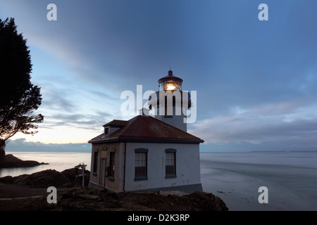 Lime Kiln Leuchtturm steht Uhr über Haro Strait in der Morgendämmerung, Washington Stockfoto