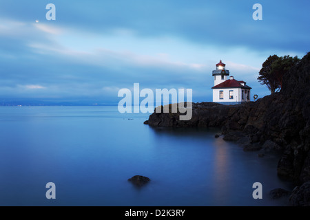 Lime Kiln Leuchtturm steht Uhr über Haro Strait in der Morgendämmerung, Washington Stockfoto