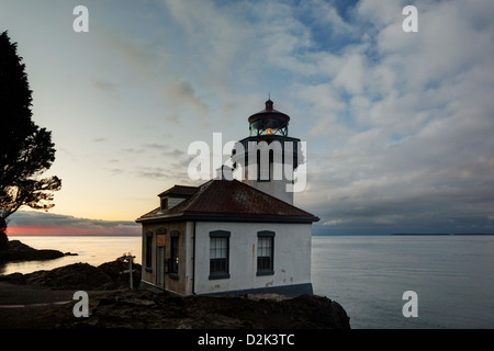 Lime Kiln Leuchtturm steht Uhr über Haro Strait in der Morgendämmerung, Washington Stockfoto