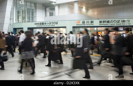 Arbeitnehmer pendeln zur Arbeit an der belebten Shinagawa Station in Tokio Japan Stockfoto