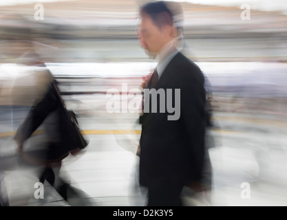 Arbeitnehmer pendeln zur Arbeit an der belebten Shinagawa Station in Tokio Japan Stockfoto