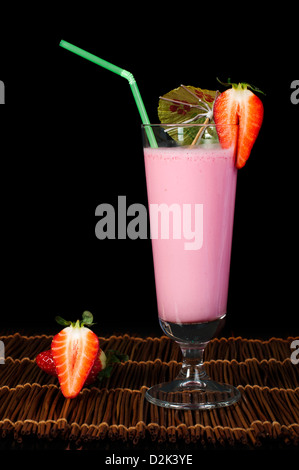 Erdbeeren Milch-Shake und frisches Obst Erdbeere. Cocktail mit Milch. Stockfoto