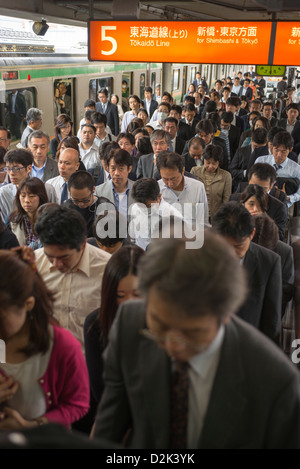 Arbeitnehmer pendeln zur Arbeit an der belebten Shinagawa Station in Tokio Japan Stockfoto