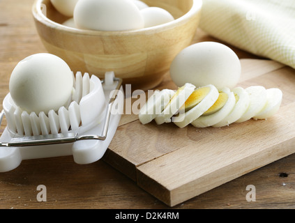 gekochtes Ei Salat auf dem Brett geschnitten Stockfoto