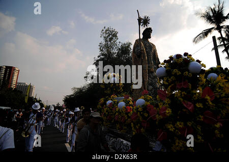 Anhänger nehmen an der Santo Nino Grand Prozession In Manila, Philippinen, Sonntag, 27. Januar 2013 Teil. Das Fest der Sto. Nino wird im Laufe des Monats Januar gefeiert. Stockfoto